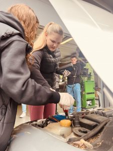 Mehr über den Artikel erfahren Automobilkaufleute bieten KfZ-Sommerchecks an