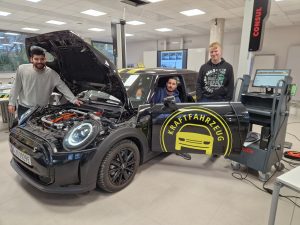 Mehr über den Artikel erfahren Elektromobilität in der Praxis: Projekt der Kfz-Mechatronikerinnen und Kfz-Mechatroniker