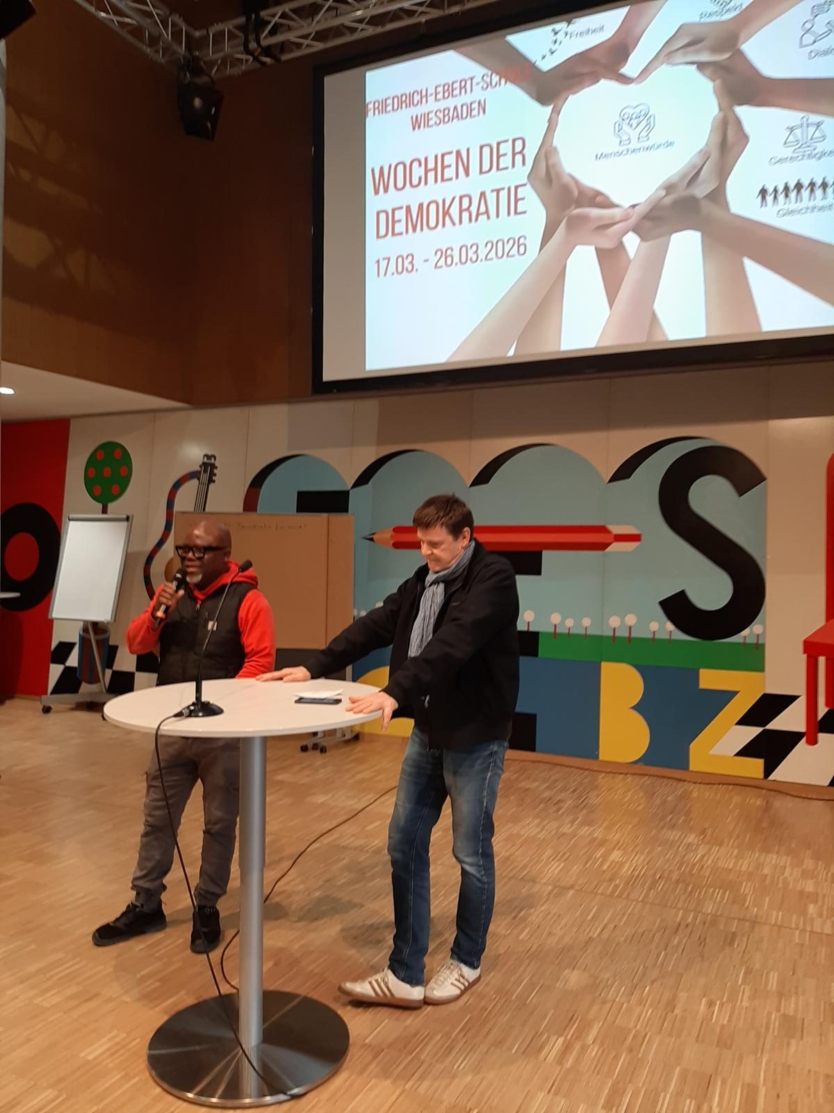 Mehr über den Artikel erfahren Demokratiewochen an der Friedrich‑Ebert‑Schule Wiesbaden – „Demokratie leben. Gemeinsam schaffen wir mehr!“