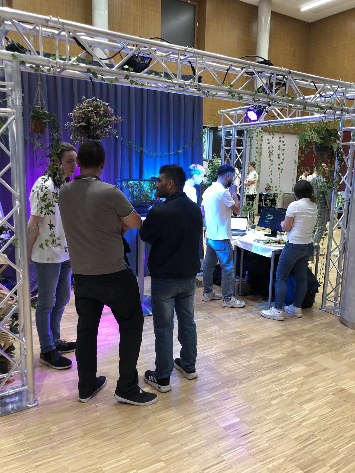 Mehr über den Artikel erfahren IoT-Messe des zweiten Ausbildungsjahres der Fachinformatiker – Praxisnahe Projekte, kreative Ideen und moderne Technik