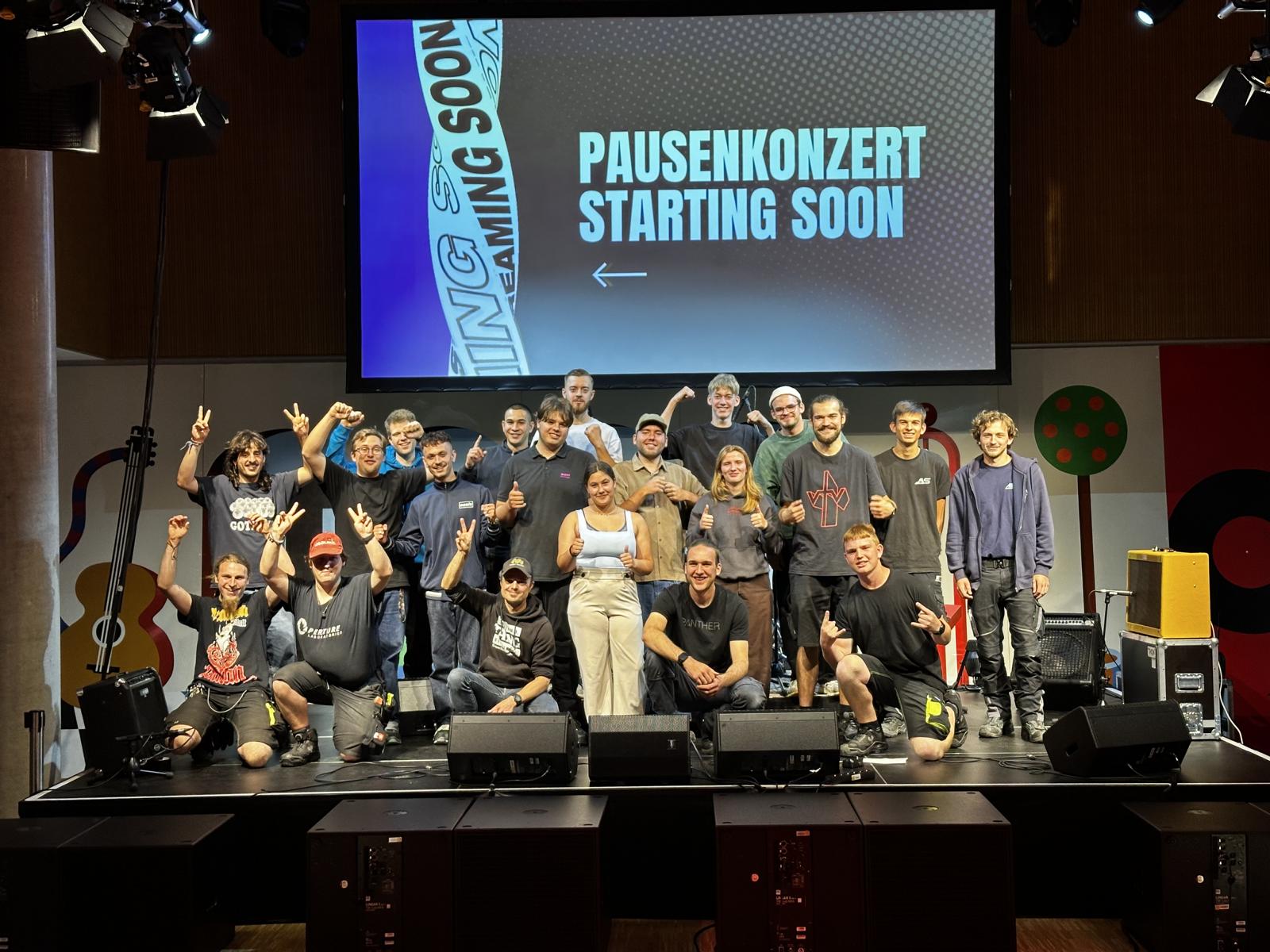 Du betrachtest gerade Veranstaltungstechnik live – die Zweite: Klasse 11BV02 liefert mitreißende Bühnenshow